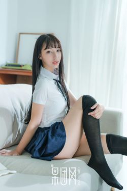 美女的衣服被剪坏